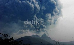 PVMBG: Meletus 3 Jam, Gunung Kelud Muntahkan Material Setinggi 17 Km
