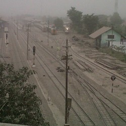 Abu Kelud Tutupi Rel di Stasiun Lempuyangan, Ini Penampakannya