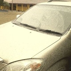 Genting Rumah Warga di Pangandaran Jawa Barat Ikut Terselimuti Abu Kelud