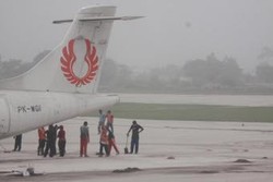 Bandara Adisutjipto Ditutup, Petugas Bersihkan Runway dari Abu Kelud