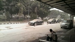 Kotornya Bandara Solo Akibat Guyuran Abu Gunung Kelud