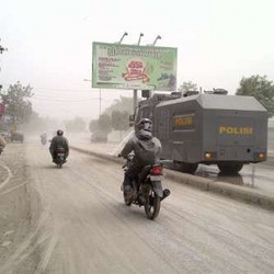 Bersihkan Debu di Yogyakarta, Polisi Semprot Jalanan dengan Water Cannon