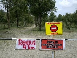 Spanduk Petunjuk Jalur Evakuasi Dipasang di Jalan Pedesaan