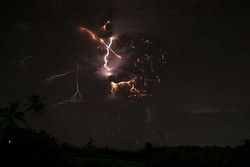 Menakjubkan! Kilatan Petir, Lava Pijar dan Abu di Langit Gunung Kelud