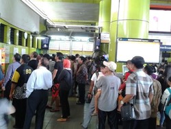 Pesawat Cancel Terbang, Penumpang Adu Untung Antre Tiket Kereta di Gambir