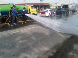 Petugas Pemadam Kebakaran Bersihkan Jalan Raya Abdul Manan Wijaya Malang