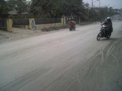 Jalanan Yogya Tertutup Abu Kelud dan Licin, Banyak Pemotor Kecelakaan
