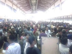 Penerbangan Disetop, Ribuan Orang Berdesakan di Ruang Check-in Juanda