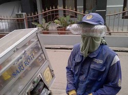 Pakai Botol Plastik, Tukang Roti Buat Kacamata Anti Debu Gunung Kelud