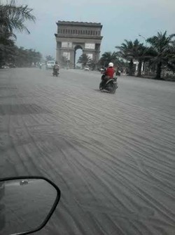 Jadi Lautan Abu, Ini Penampakan Simpang Lima Gumul Kediri Bak Lautan Pasir