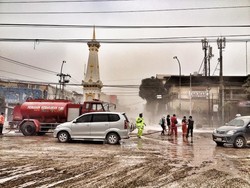 Tugu Yogya dan Malioboro Mulai Disemprot Dibersihkan dari Abu Kelud