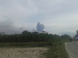 Kepulan Asap Tiba-tiba Muncul di Gunung Kelud, Relawan Selamatkan Diri
