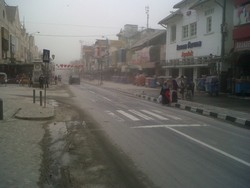 Masih Diguyur Hujan Abu, Sore Ini Malioboro Gelap dan Sepi