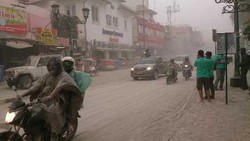 Abu Kelud Selimuti Yogyakarta, Warga Asyik Foto-foto di Jalan Malioboro