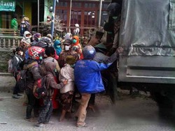 Kostrad Bangun Dapur Umum dan Pos Kesehatan Bagi Pengungsi Kelud