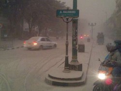 Rupa-rupa Penampakan Debu Gunung Kelud yang Guyur Tanah Jawa