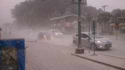 Ini Penampakan Jalan Malioboro Yogja yang Diselimuti Abu