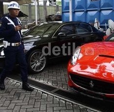 Empat Mobil yang Disita dari Rumah Ketua DPRD Banten Tiba di KPK