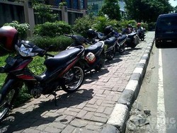 Pak Jokowi, Tolong Tertibkan Motor yang Parkir di Trotoar Depan RS Pluit