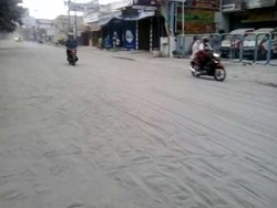 Hujan Abu Selesai, Jalanan Kota Kediri Tertutup Pasir Setebal 20 Cm