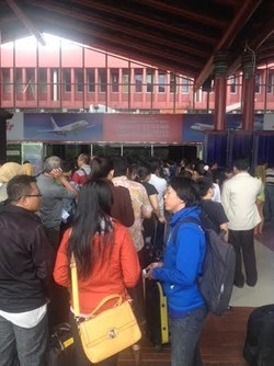 Penumpang Menumpuk untuk Refund Tiket di Bandara Cengkareng