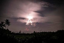 Melihat dari Dekat Dahsyatnya Petir yang Menyambar Gunung Kelud