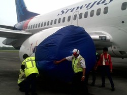 Terkena Abu Kelud, Apron dan Runway Bandara Ahmad Yani Semarang Dibersihkan
