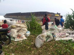 Kapal Tongkang Karam di Jatim, Muatan Batu Bara Diangkut Warga