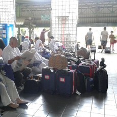 Terkendala Abu Kelud, Lansia Pulang Umroh Telantar di Gambir