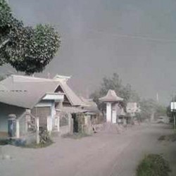 SPBU Tetap Beroperasi di Tengah Hujan Abu Gunung Kelud