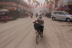 5 Hal yang Perlu Dilakukan Wisatawan Saat Hujan Abu