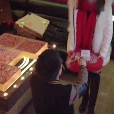 Pria China Lamar Kekasih dengan Bunga Mawar dari Uang Rp 394 Juta