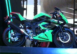 Kawasaki Ninja 250cc 1 Silinder Meluncur di RI
