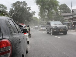 Ada Debu Vulkanik, Biar Aman Nyetir Maksimal 10 Km Saja