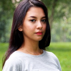 Alisia Rininta, Si Cantik yang Bersinar di Layar Kaca