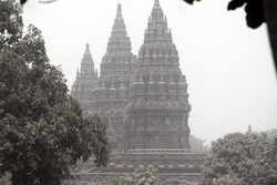 Hujan Abu, Prambanan Bagai Tertutup Salju