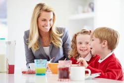 Biasakan Anak Sarapan Pagi Agar Prestasi Belajarnya Lebih Bagus