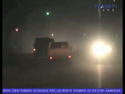 Gunung Kelud Erupsi, Warga Mengungsi Hingga Keluar Kota