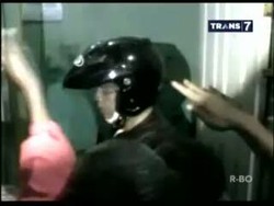 Hujan Abu dan Kerikil, Warga Korban Kelud Berebut Masker