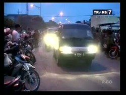 Hindari Abu Vulkanik Kelud, Warga Gunakan Plastik untuk Masker