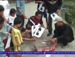 Kecewa, Warga Bakar Poster dan CD Ustad Hariri