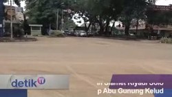 Jalan Slamet Riyadi Solo Tertutup Abu Gunung Kelud