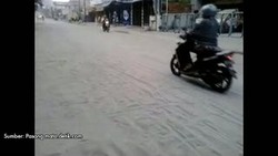 Abu Kelud Selimuti Separuh Jawa, Ini Video Kiriman Anda