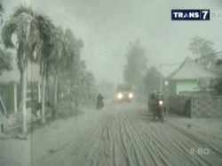 Warga Lereng Kelud kembali Mengungsi