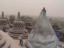 Berselimut Debu Gunung Kelud, 73 Stupa Borobudur Ditutup Terpal