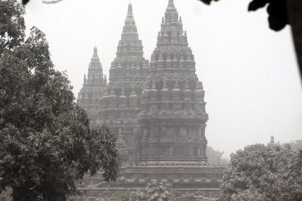 Hujan Abu, Prambanan Bagai Tertutup Salju