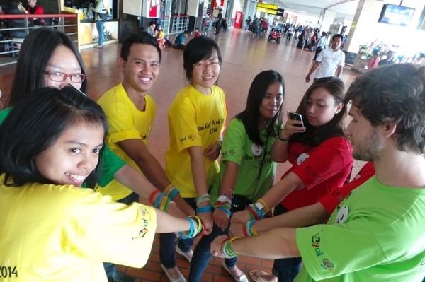 Sambut Hari Kanker Anak Sedunia, Relawan Bagi Brosur di Bandara