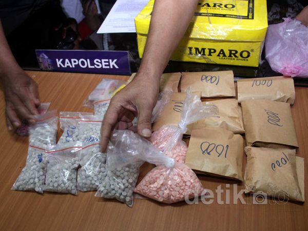 2.400 Butir Ekstasi Diamankan Polisi 2.400 Butir Ekstasi Diamankan Polisi