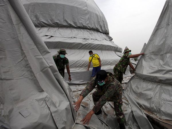 Dihujani Abu Kelud, Stupa Borobudur Ditutupi Terpal