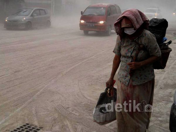 Ketebalan Abu Gunung Kelud di Yogya 3 Cm